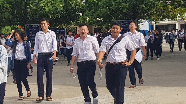 Khánh Hòa: Mang điện thoại vào phòng thi, 2 thí sinh bị đình chỉ