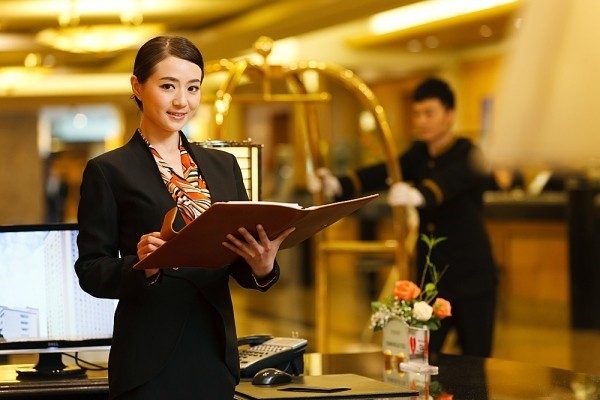 Con gái có nên học ngành quản trị khách sạn nhà hàng?